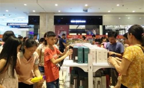 Bán lẻ hàng hóa, doanh thu dịch vụ tiêu dùng đạt hơn 4 triệu tỷ đồng