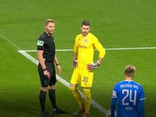 CLIP: Ngồi dự bị, cầu thủ vẫn 'báo hại' đội nhà bị penalty