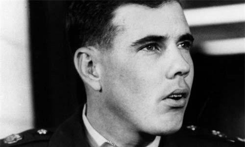 Chuyện người phi công trực thăng chĩa súng vào 'đồng đội Mỹ khát máu' cứu dân thường trong thảm sát Mỹ Lai