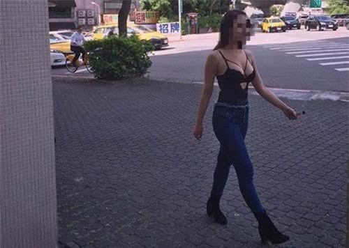 Gái trẻ mặc nội y ra đường khiến dân mạng điên cuồng truy tìm danh tính