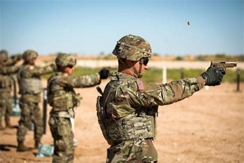 Lính Mỹ vui mừng khi súng lục hơn 100 tuổi được thay thế