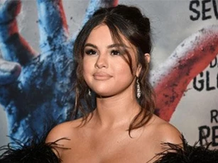 Selena Gomez mong tình cũ Justin Bieber nghe ca khúc mới