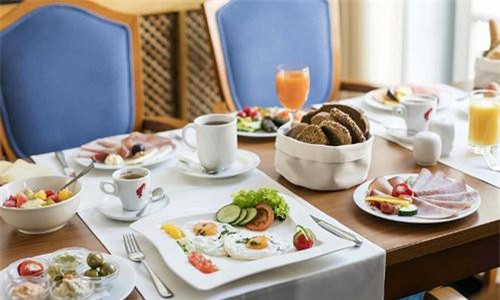 'Sốc' với lý do khách sạn thường phục vụ bữa sáng miễn phí