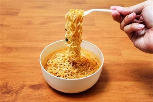 Tại sao tiêu thụ nhiều mì ăn liền gây suy dinh dưỡng?