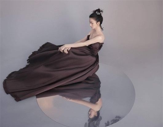 Triệu Lệ Dĩnh đánh dấu sự trở lại ngoạn mục bằng loạt ảnh đầy khí chất trên bìa tạp chí