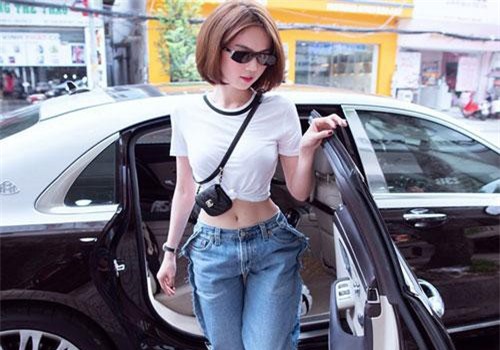 Bắt chước Kendall Jenner, Ngọc Trinh diện mốt quần ngược ra đường