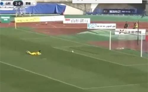 CLIP: 2 phút nhận 2 bàn thua từ cự ly 70 mét