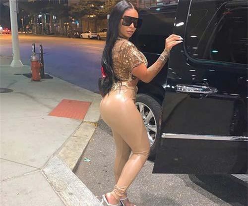 Diện mẫu quần lạ, nữ người mẫu trông như không mặc gì xuống phố