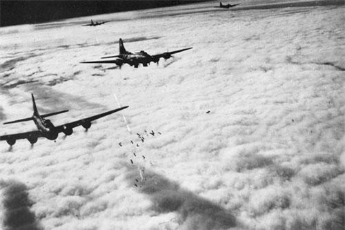 Hình ảnh máy bay B-17 trút bom qua các đám mây xuống lãnh thổ Đức 1943