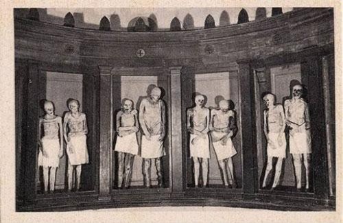 Kinh hoàng thi hài vẹn nguyên cả trăm năm dù không ướp xác