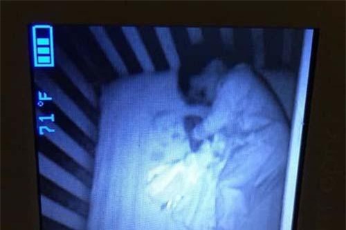 Mẹ hoảng hốt sau khi nhìn thấy 'em bé ma' trong cũi