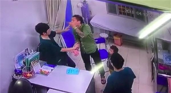 Nạn hành hung đang khiến tình yêu nghề của cán bộ y tế phai nhạt dần - Ảnh 2. Nạn hành hung đang khiến tình yêu nghề của cán bộ y tế phai nhạt dần - Ảnh 2.