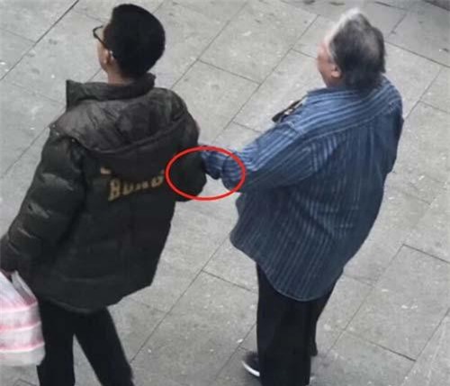 Ngôi sao võ thuật Hồng Kim Bảo đi không vững, phải nhờ người đỡ và chống gậy khiến fan xót xa