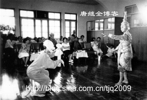 Tôn Ngộ Không bị gái chuyển giới hôn tới tấp