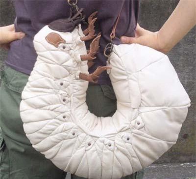 Túi xách giống con gián, sâu bọ khiến nhiều người nổi da gà