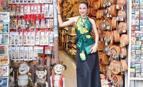 Angela Phương Trinh mặc áo yếm, ăn hàng rong ở Hà Nội
