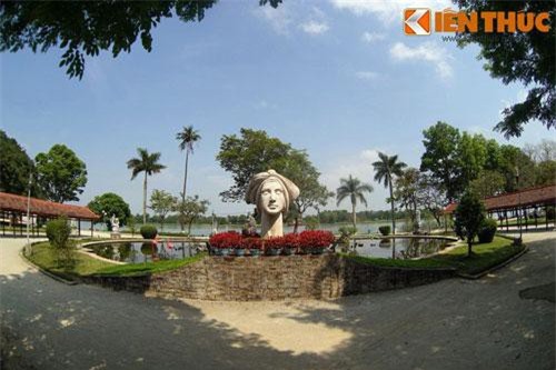 Bí mật của bức tượng cô gái Việt Nam bên bờ sông Hương