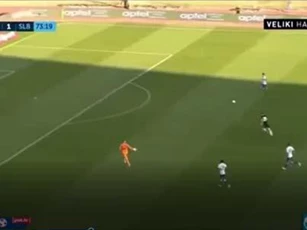 CLIP: Mải ăn mừng 'bàn thắng hụt', nhận ngay bàn thua trong tích tắc