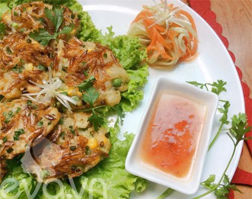 Clip: Thử sức với món bánh tép chiên vừa ngon vừa lạ miệng