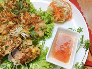 Clip: Thử sức với món bánh tép chiên vừa ngon vừa lạ miệng