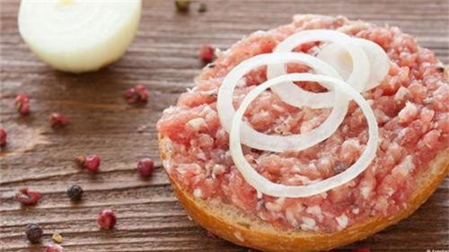 Đặc sản 'kinh dị' vừa nghe đã rợn người: Thưởng thức thịt lợn sống