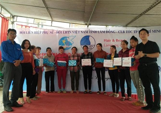 Hair & Beauty Lamdong Club tặng quà và cắt tóc miễn phí cho người dân Bảo Lộc