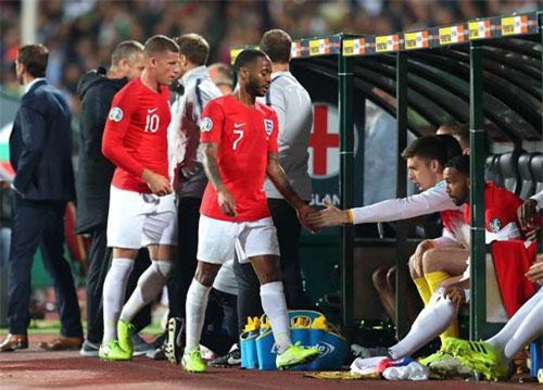 Huyền thoại Barca khóc mắt lệ nhòa, tạ lỗi với Sterling