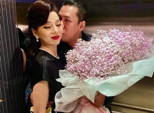 Lệ Quyên lần hiếm hoi khoe ảnh tình tứ bên chồng