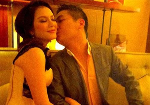 Lộ hình ảnh người đàn ông lạ mặt hôn Lý Nhã Kỳ