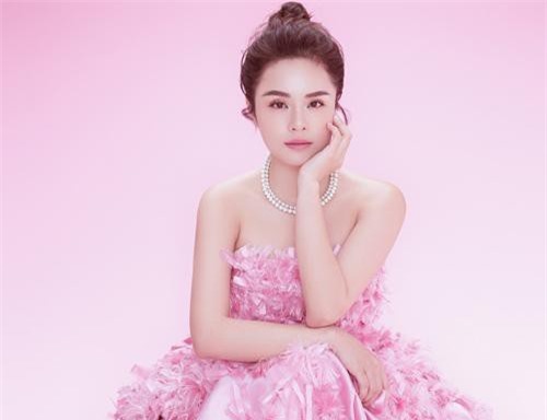 Sau chia tay, Thái Trinh khoe hình ảnh quyến rũ cùng tuyên bố : 'Tôi ngày xưa chết rồi'