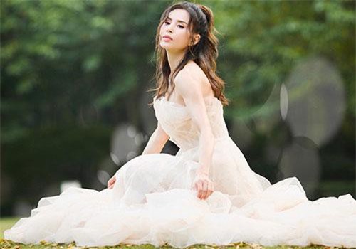 'Tiểu Long Nữ' đẹp nhất mọi thời đại khoe ảnh mặc váy cưới