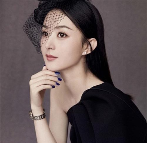 Triệu Lệ Dĩnh khoe vòng eo con kiến cùng 'góc nghiêng thần thánh' khiến fan xao xuyến