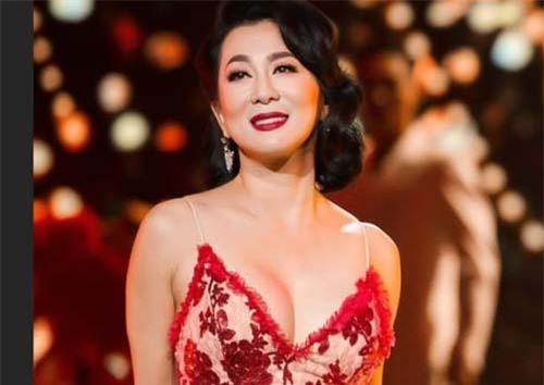 Tuổi U60, MC Kỳ Duyên vẫn mặc nhấn vòng 1 đầy hút mắt nghìn khán giả