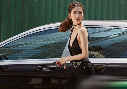 Đâu chỉ chăm mặc hở, Ngọc Trinh cũng chịu khó đăng đàn thách thức