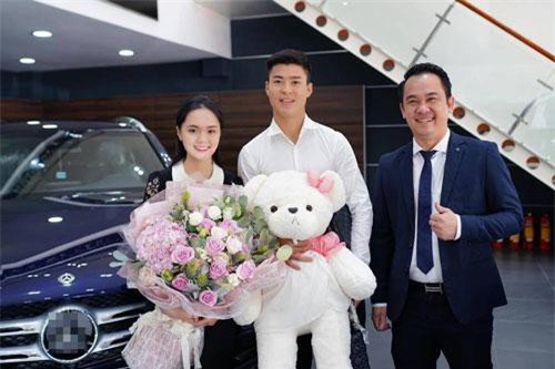 Duy Mạnh cùng bạn gái đi nhận xe Mercedes-Benz hơn 2 tỷ đồng