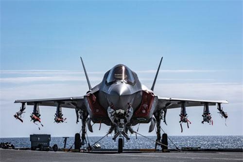 F-35B bật 'chế độ quái thú' trên tàu sân bay kinh khủng thế nào?