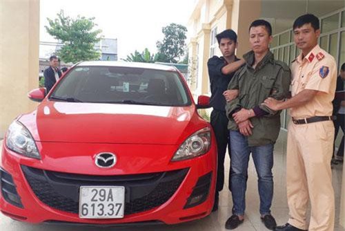 Hòa Bình: Bắt đối tượng nghiện ma túy vận chuyển 4 bánh heroin, 2kg ma túy đá