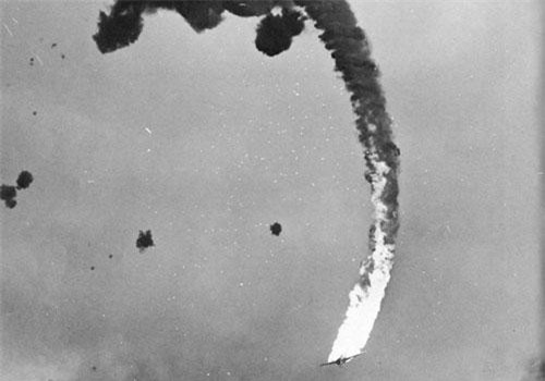 Khoảnh khắc cuối cùng của chiếc máy bay Nhật trúng đạn từ tàu chiến Mỹ