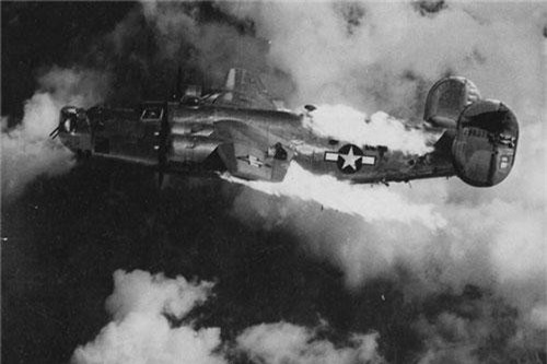 Khoảnh khắc máy bay Mỹ bị tiêm kích Đức bắn trúng, cháy trước khi nổ