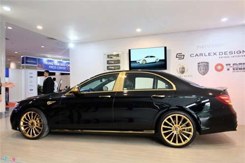 'Lác mắt' trước Mercedes-Benz E 300 AMG mạ vàng của đại gia Việt