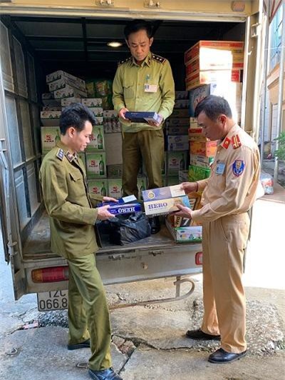 Lạng Sơn: Tiêu hủy 880 chia bia nhãn hiệu LiQ do Trung Quốc sản xuất nhập lậu