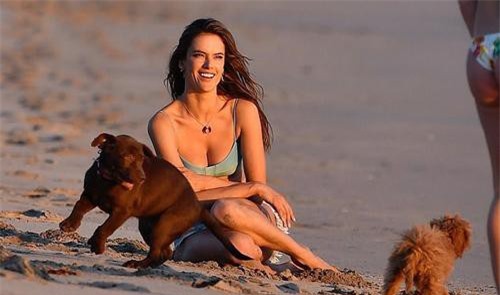 Siêu mẫu Alessandra Ambrosio 'bốc lửa' chơi bóng chuyền trên bãi biển