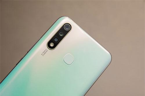 Smartphone 3 camera sau, RAM 6 GB, pin 5.000 mAh, giá 4,99 triệu tại Việt Nam