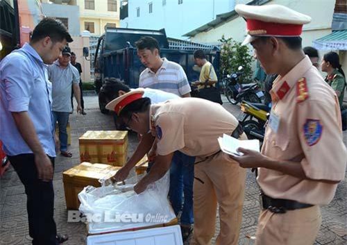 Bạc Liêu: Xử phạt 3 trường hợp vận chuyển, đưa tạp chất vào tôm nguyên liệu