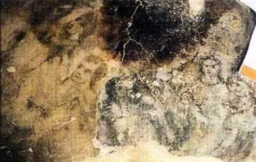 Bí ẩn ghê rợn những khuôn mặt hiện trên sàn nhà