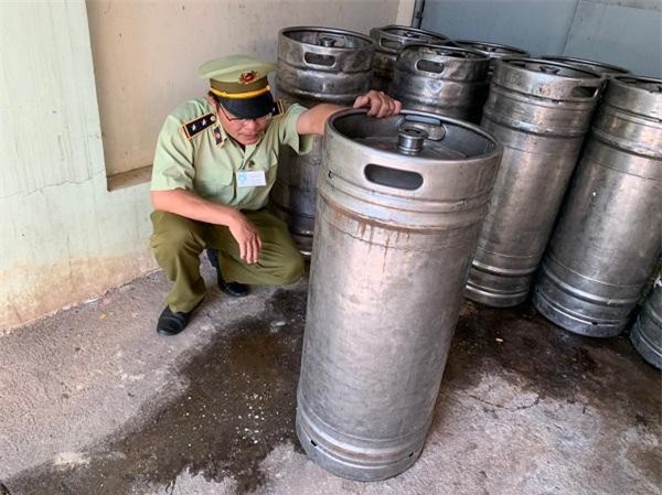 Bình Phước xử lý 900 lít bia hơi được chủ lô hàng mua trôi nổi tại Đồng Nai