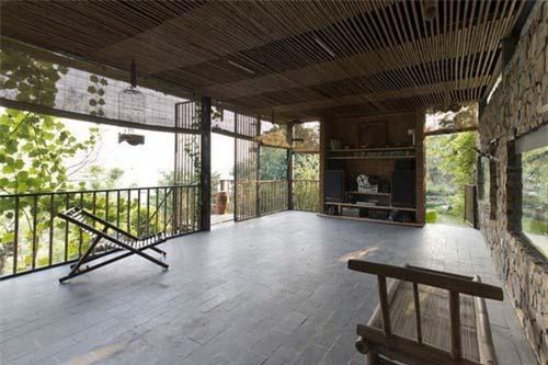 Căn nhà gỗ ở Hòa Bình dốc 30 độ duyên dáng bên hồ 'mê hoặc' báo Tây