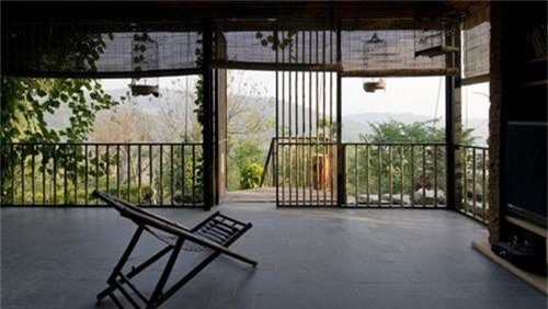 Căn nhà gỗ ở Hòa Bình dốc 30 độ duyên dáng bên hồ 'mê hoặc' báo Tây - ảnh 5