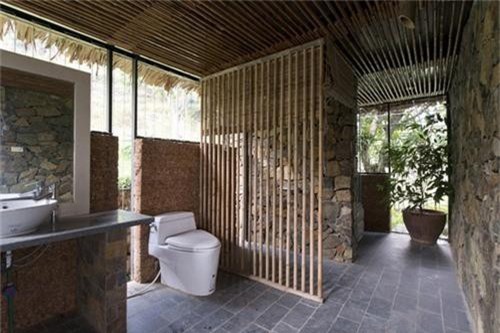 Căn nhà gỗ ở Hòa Bình dốc 30 độ duyên dáng bên hồ 'mê hoặc' báo Tây - ảnh 7