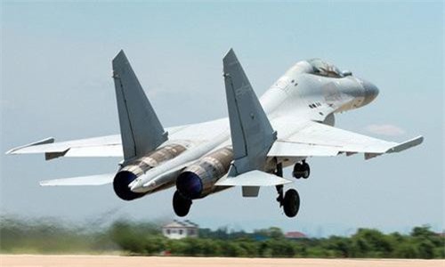 Cường kích J-16 Trung Quốc được kỳ vọng sẽ 'lật đổ vị thế' của Su-35 Nga?